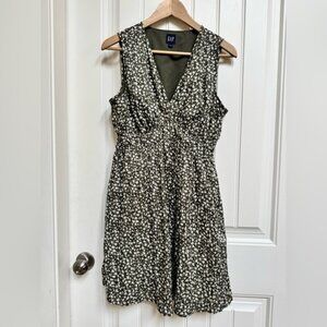 Gap Textured Crinkle Empire Waist Sleeveless Olive Green Floral Mini Dress. M